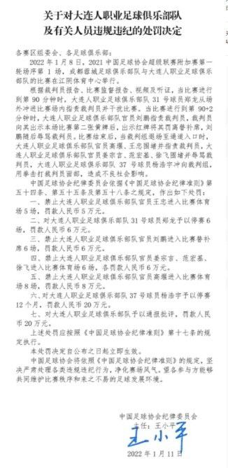 在这款定档海报中，画着精致妆容、身着露肩紧身裙的闫妮轻松背起女儿，脸上写满幸福的笑容